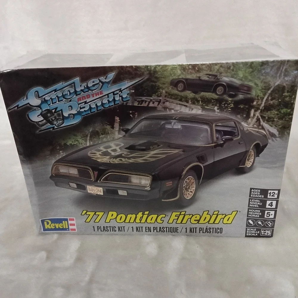 Revell 77 Pontiac Firebird Smokey and the Bandit 1:25 Model Kit 85-4027